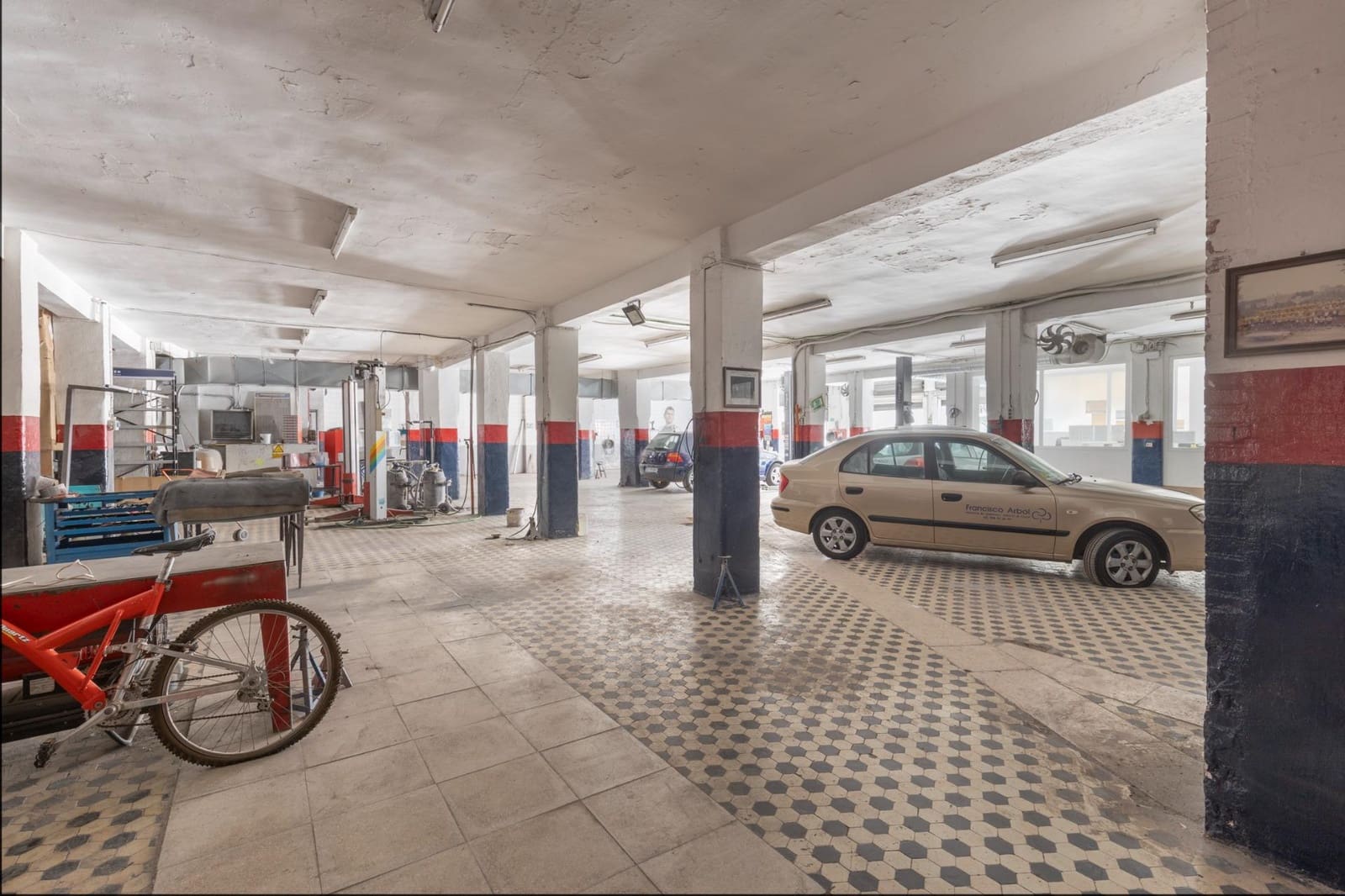 Commercial for sale in Granada city - € 400,000 (Ref: 9975644)