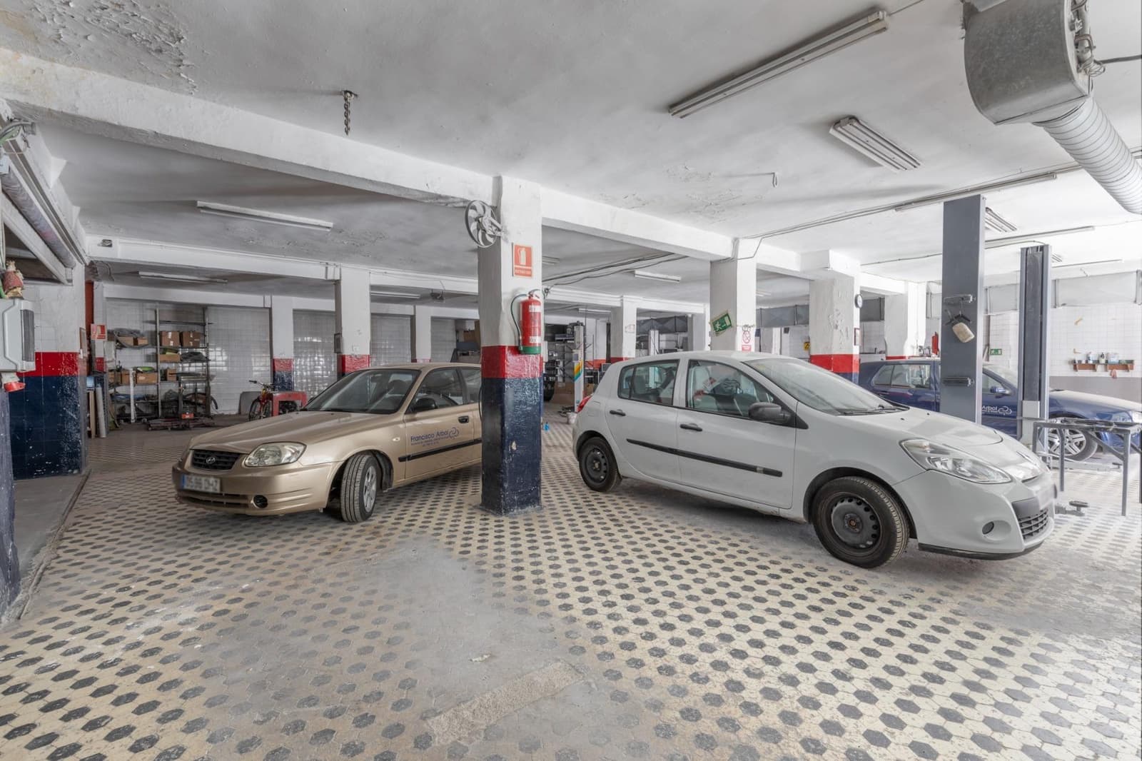 Commercial for sale in Granada city - € 400,000 (Ref: 9975644)