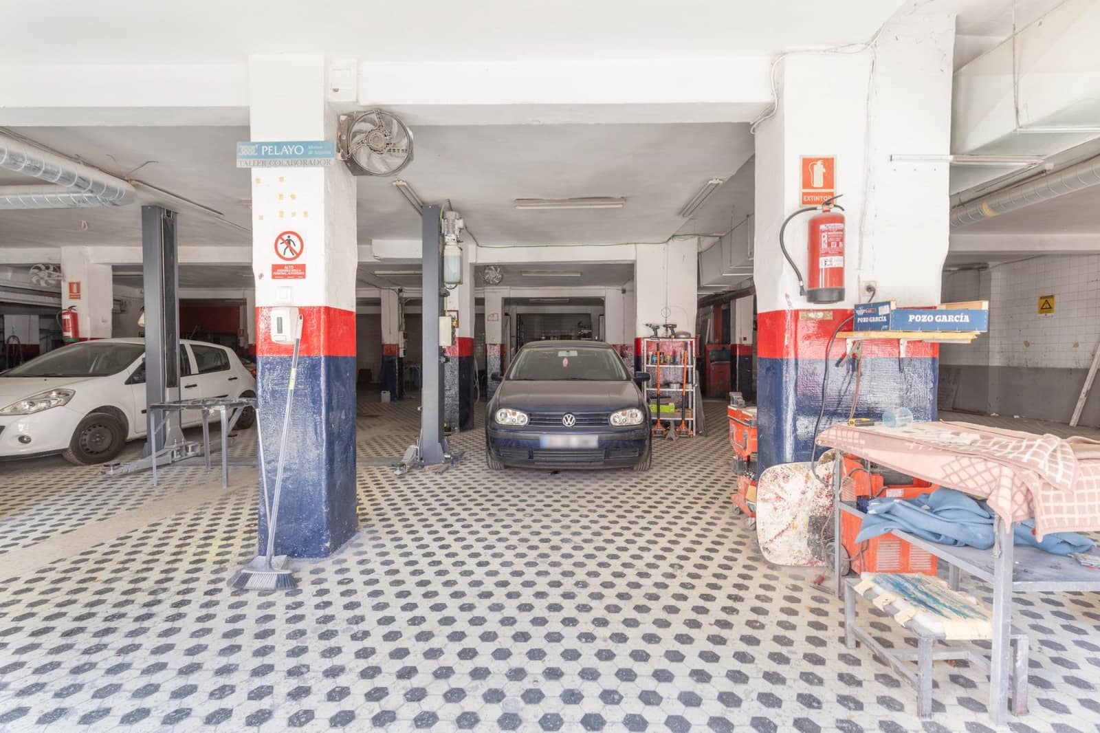 Commercial for sale in Granada city - € 400,000 (Ref: 9975644)