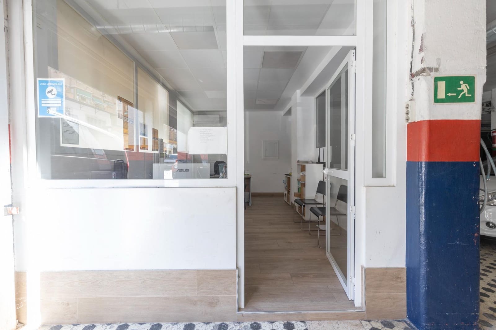 Commercial for sale in Granada city - € 400,000 (Ref: 9975644)