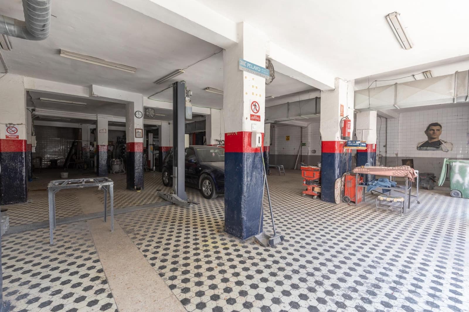 Commercial for sale in Granada city - € 400,000 (Ref: 9975644)
