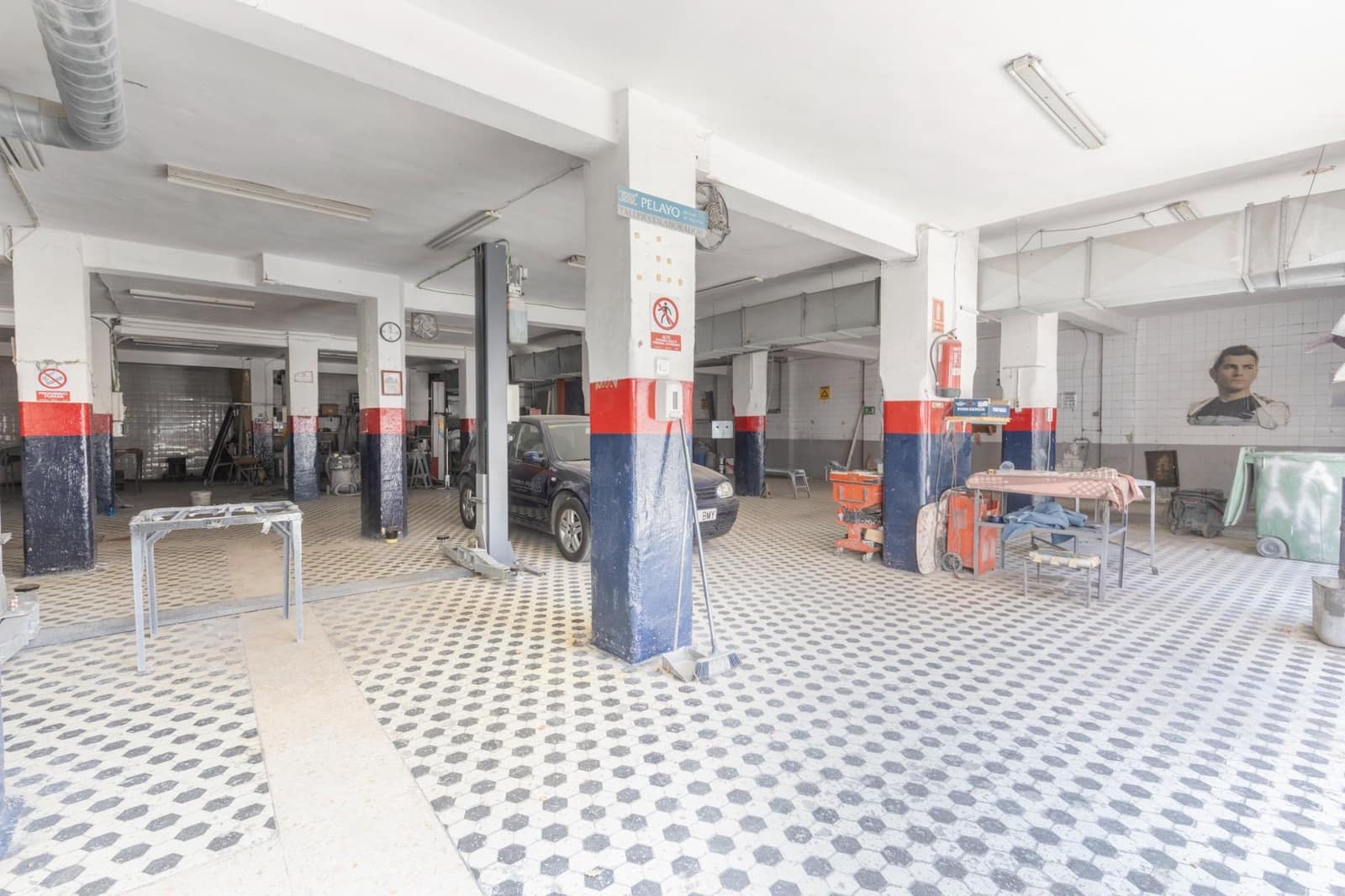 Commercial for sale in Granada city - € 400,000 (Ref: 9975644)