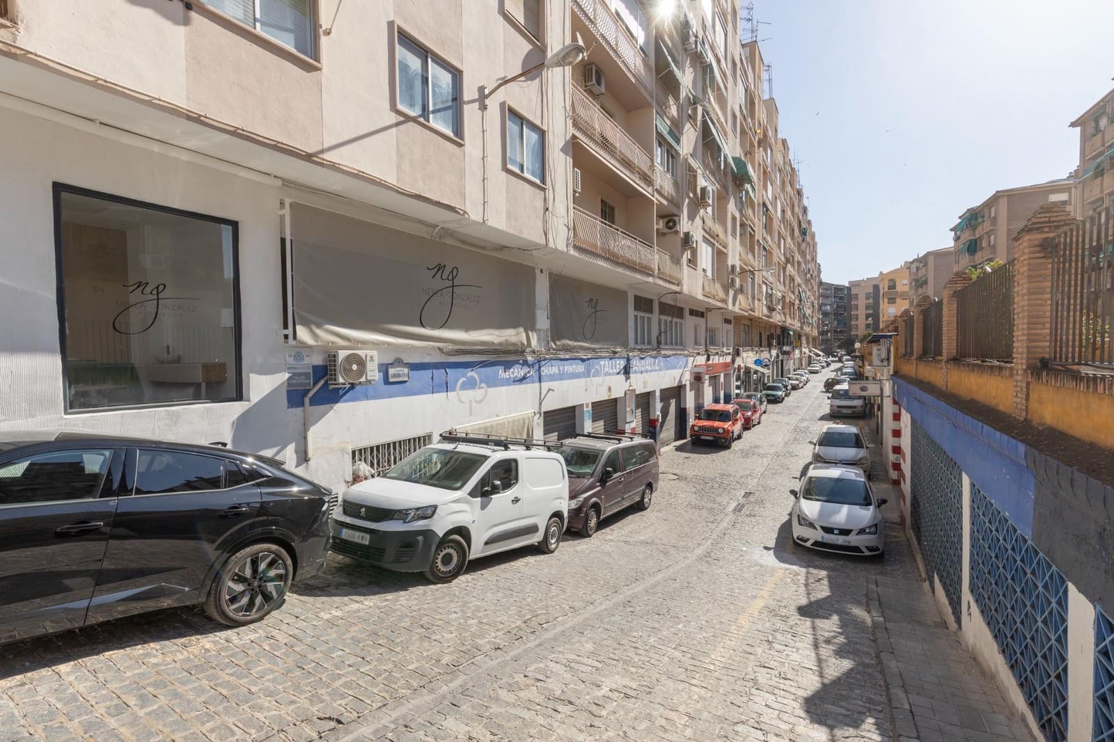 Commercial for sale in Granada city - € 400,000 (Ref: 9975644)