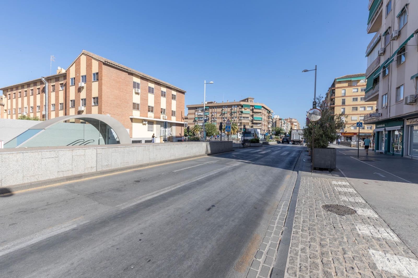 Commercial for sale in Granada city - € 400,000 (Ref: 9975644)