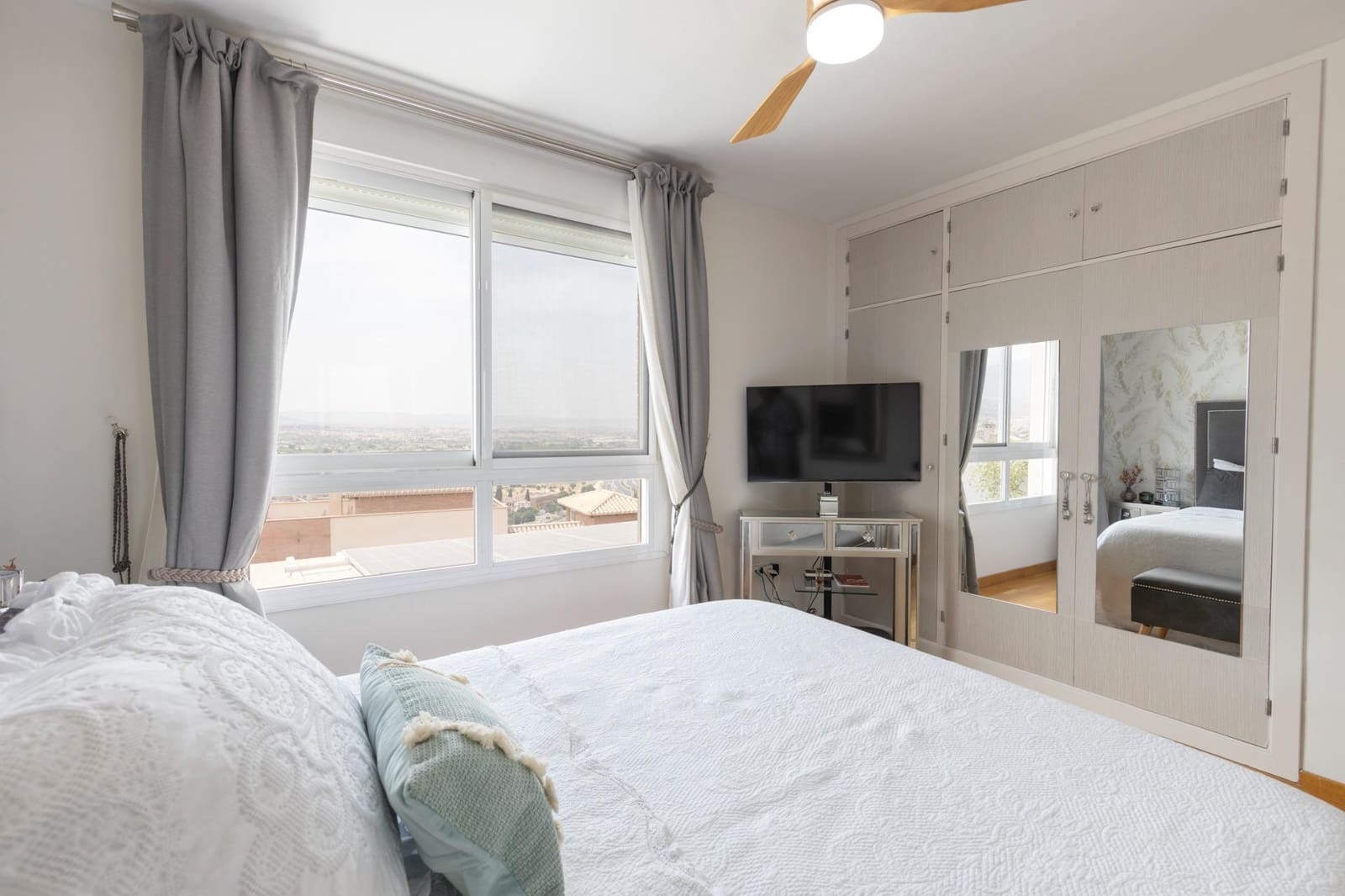 Adosado de 4 habitaciones en Granada ciudad en venta con piscina garaje - 655.000 € (Ref: 9977507)