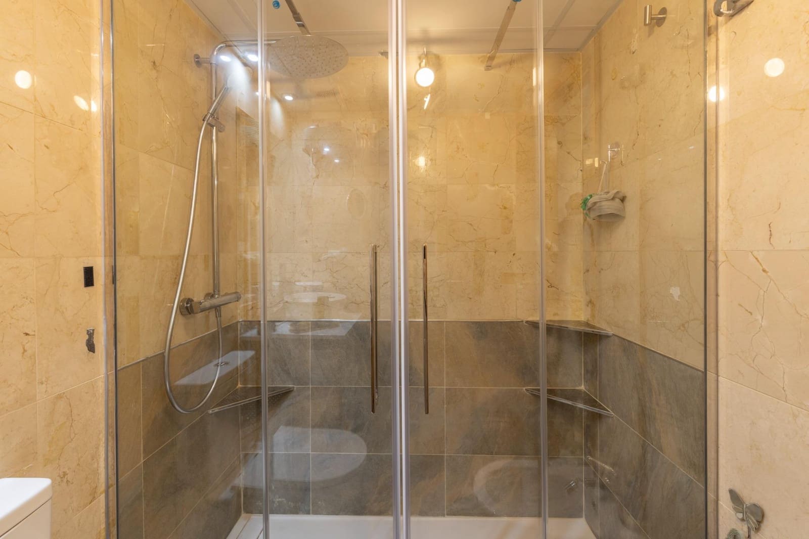 Adosado de 4 habitaciones en Granada ciudad en venta con piscina garaje - 655.000 € (Ref: 9977507)