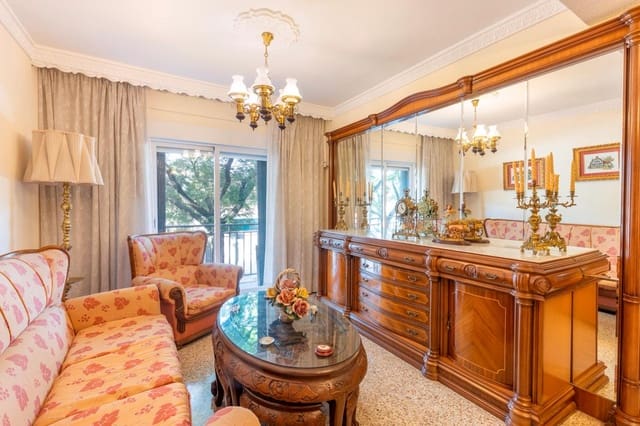4 soveværelse Lejlighed til salg i Pajaritos - Plaza de Toros, Granada by med garage - € 270.000 (Ref: 9977510)