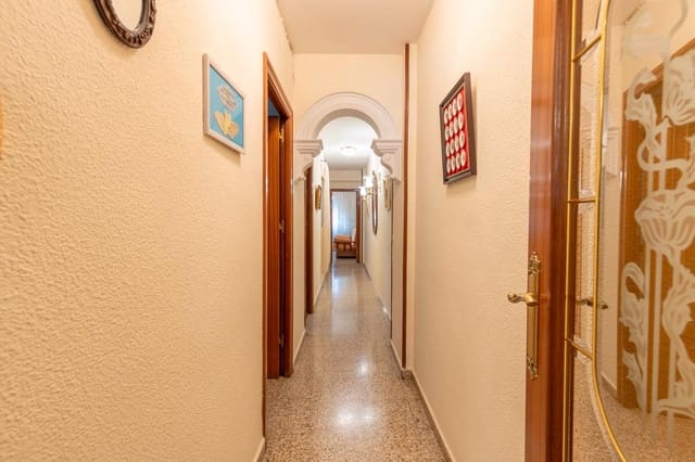 4 soveværelse Lejlighed til salg i Pajaritos - Plaza de Toros, Granada by med garage - € 270.000 (Ref: 9977510)