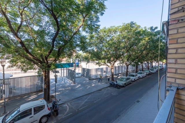 4 soveværelse Lejlighed til salg i Pajaritos - Plaza de Toros, Granada by med garage - € 270.000 (Ref: 9977510)