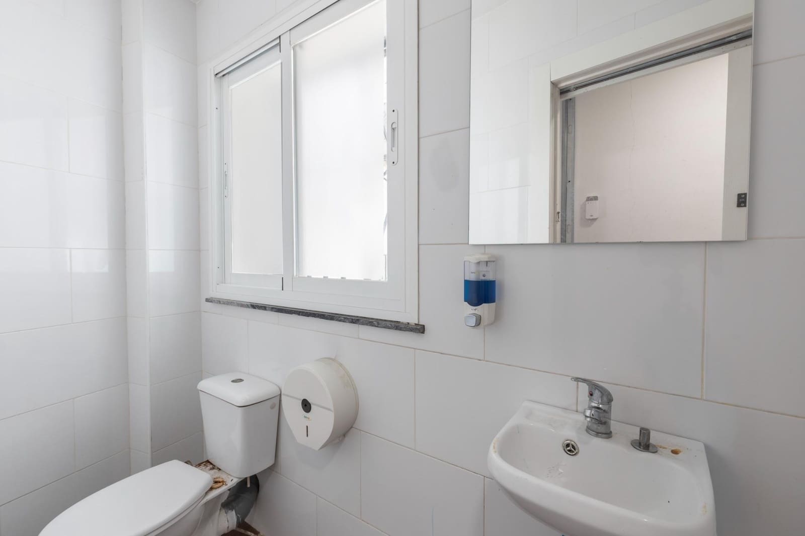 Commercial for sale in Granada city - € 650,000 (Ref: 9977511)
