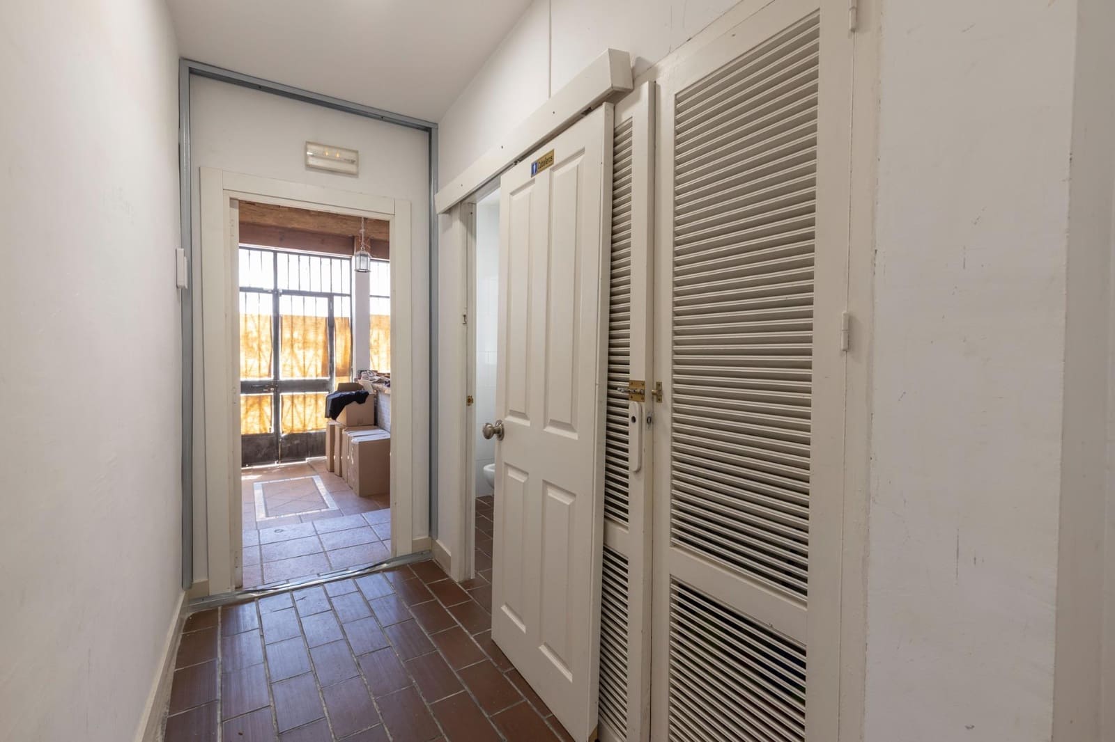 Commercial for sale in Granada city - € 650,000 (Ref: 9977511)
