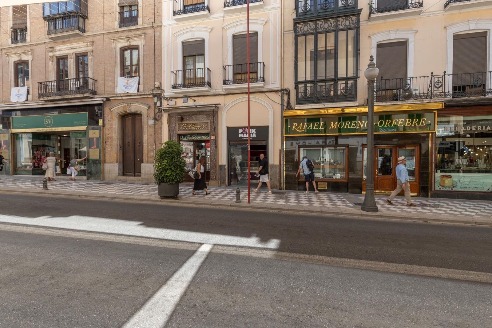 Commercial for sale in Granada city - € 650,000 (Ref: 9977511)