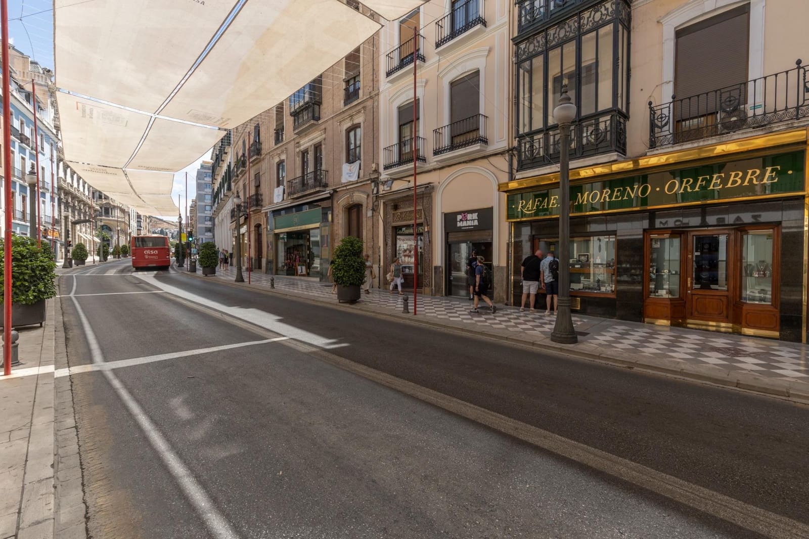 Commercial for sale in Granada city - € 650,000 (Ref: 9977511)