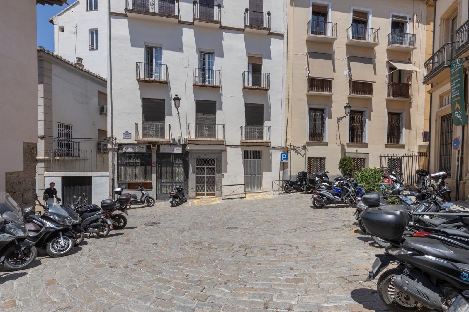 Commercial for sale in Granada city - € 650,000 (Ref: 9977511)