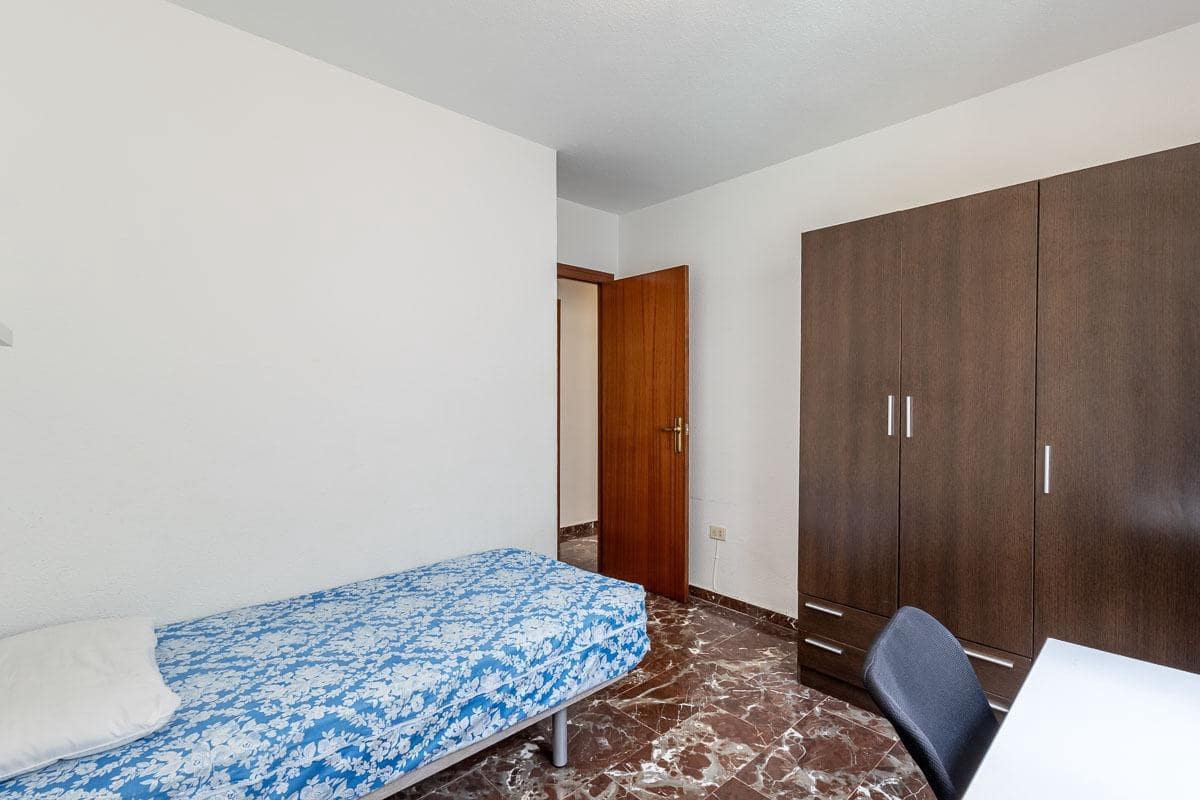 Piso de 4 habitaciones en Granada ciudad en venta con piscina - 370.000 € (Ref: 9977512)