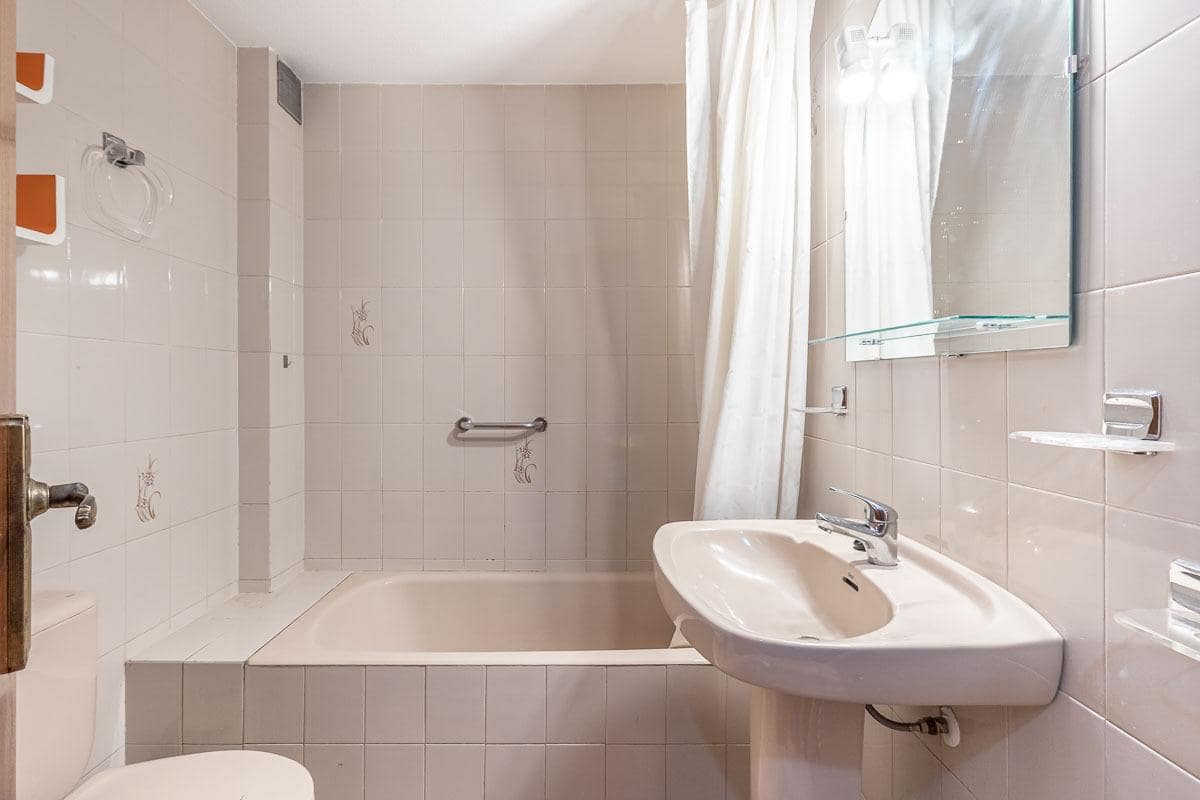 Piso de 4 habitaciones en Granada ciudad en venta con piscina - 370.000 € (Ref: 9977512)