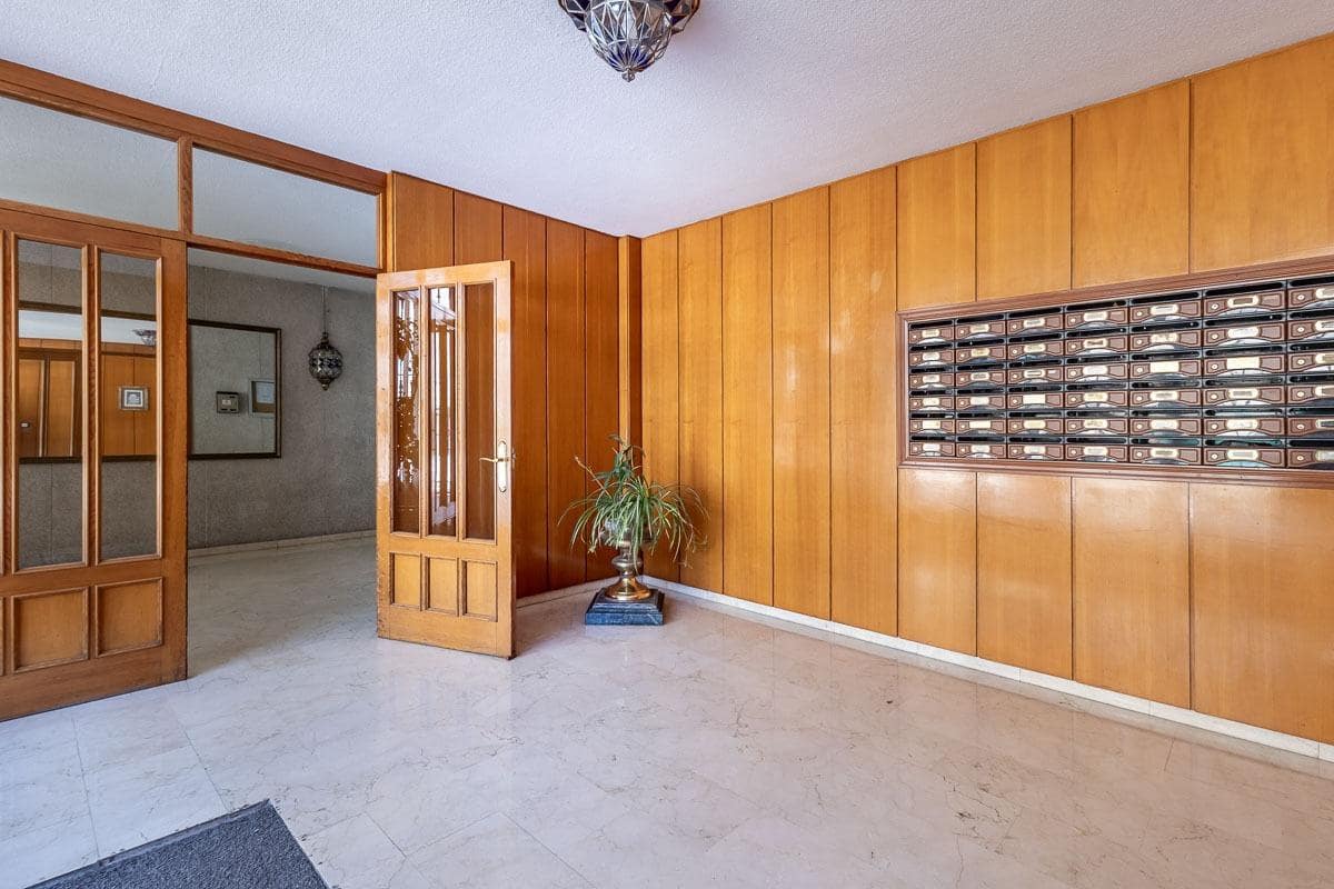 Piso de 4 habitaciones en Granada ciudad en venta con piscina - 370.000 € (Ref: 9977512)