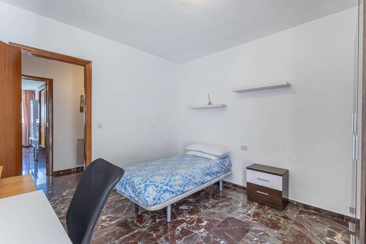 Piso de 4 habitaciones en Granada ciudad en venta con piscina - 370.000 € (Ref: 9977512)