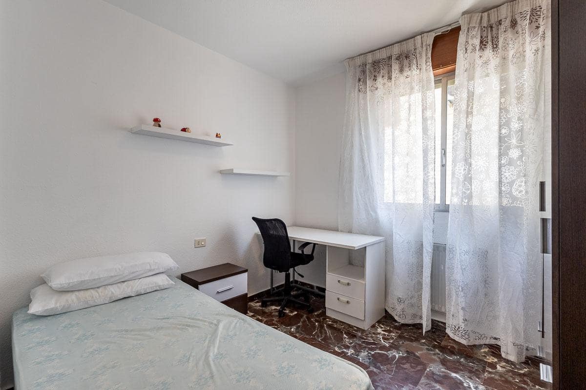 Piso de 4 habitaciones en Granada ciudad en venta con piscina - 370.000 € (Ref: 9977512)