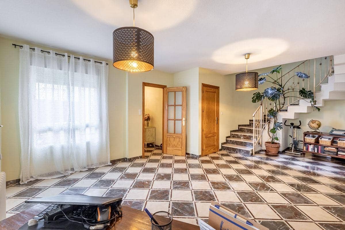 3 sypialnia Dom na sprzedaż w Gojar z garażem - 340 000 € (Ref: 9977514)