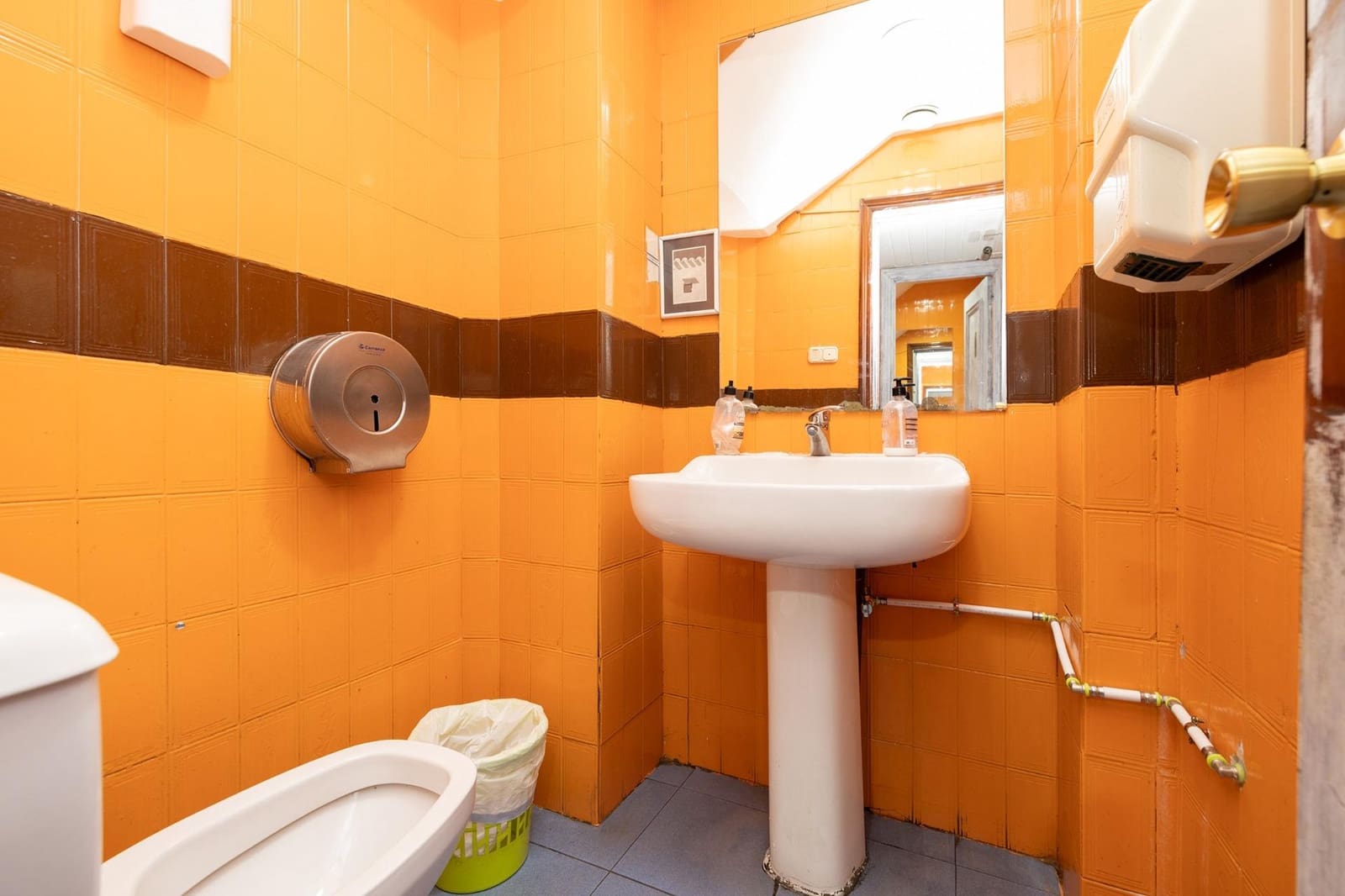 Kommersiell til salgs i Granada by - € 330 000 (Ref: 9987050)
