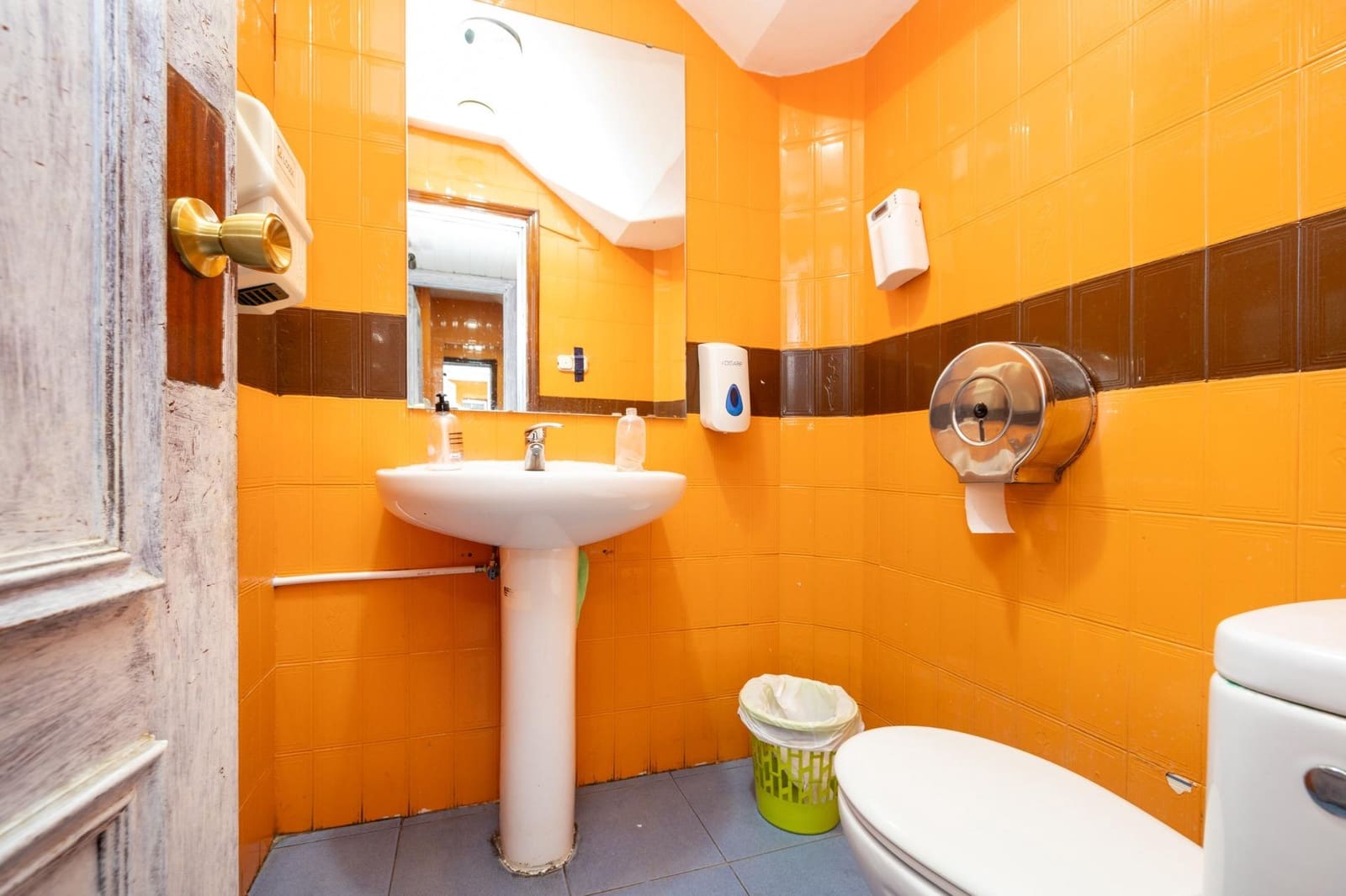 Kommersiell til salgs i Granada by - € 330 000 (Ref: 9987050)