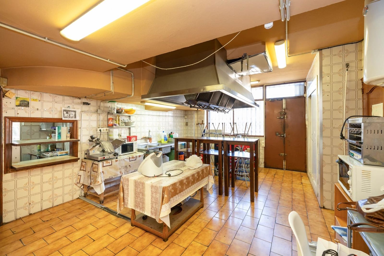 Kommersiell til salgs i Granada by - € 330 000 (Ref: 9987050)