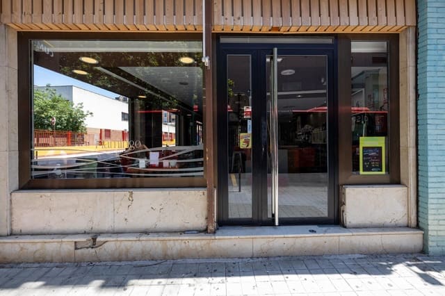 Kommersiell til salgs i Granada by - € 330 000 (Ref: 9987050)