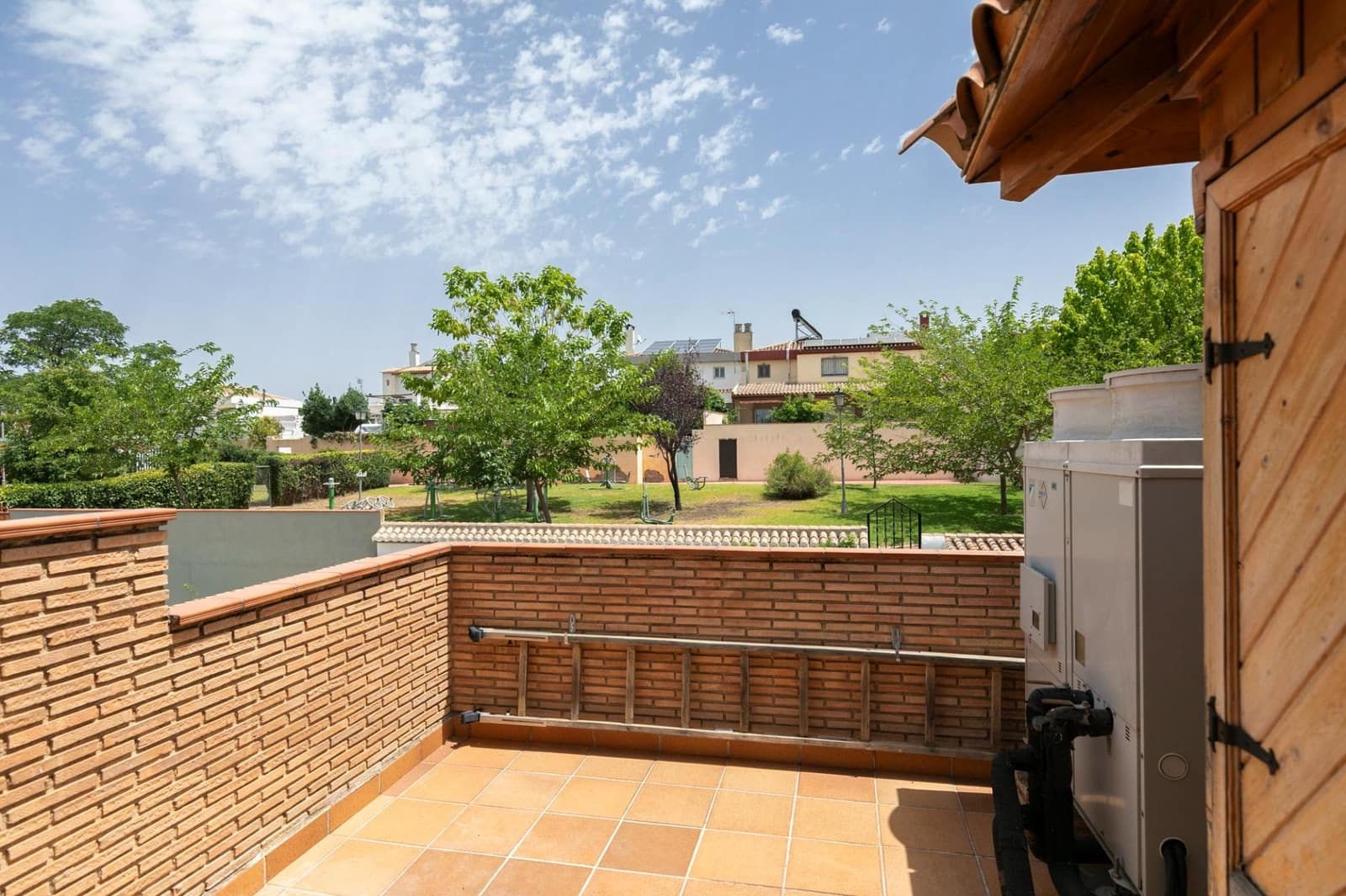 Pareado de 4 habitaciones en Ogíjares en venta con piscina garaje - 580.000 € (Ref: 9990888)