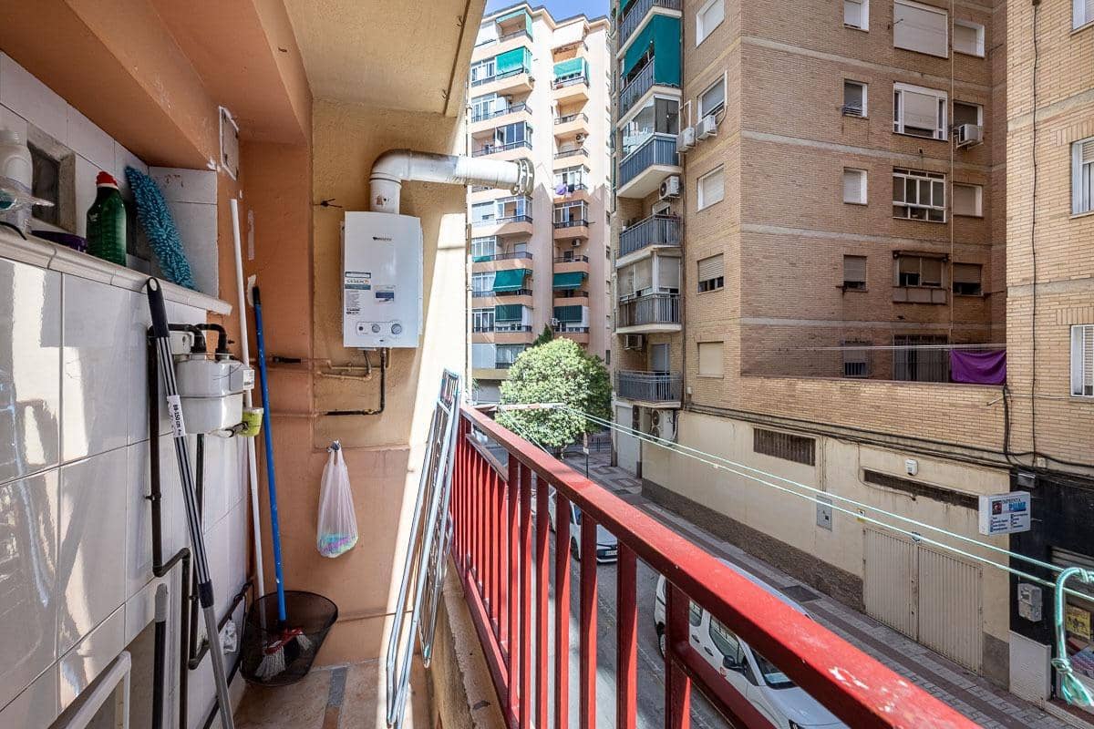 Piso de 4 habitaciones en Granada ciudad en venta - 314.000 € (Ref: 9990891)
