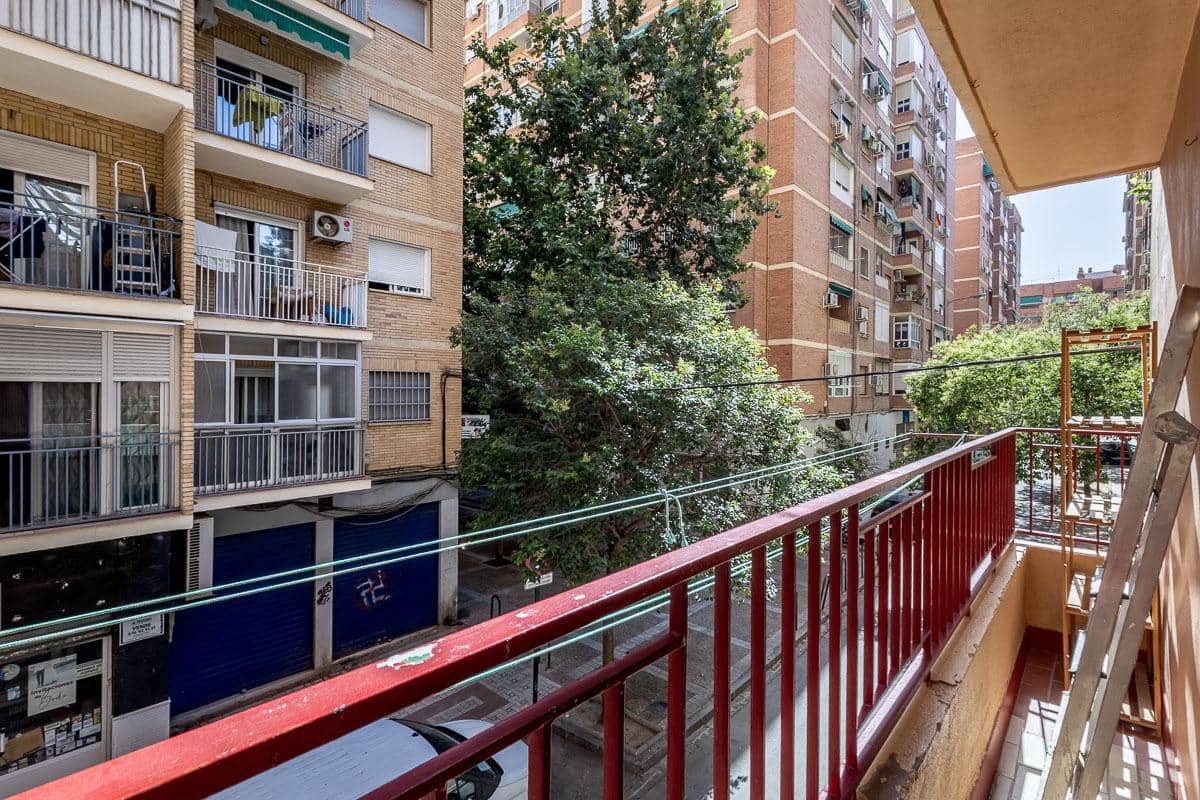 Piso de 4 habitaciones en Granada ciudad en venta - 314.000 € (Ref: 9990891)