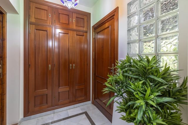 4 slaapkamer Villa te koop in La Zubia met zwembad garage - € 369.000 (Ref: 9997251)