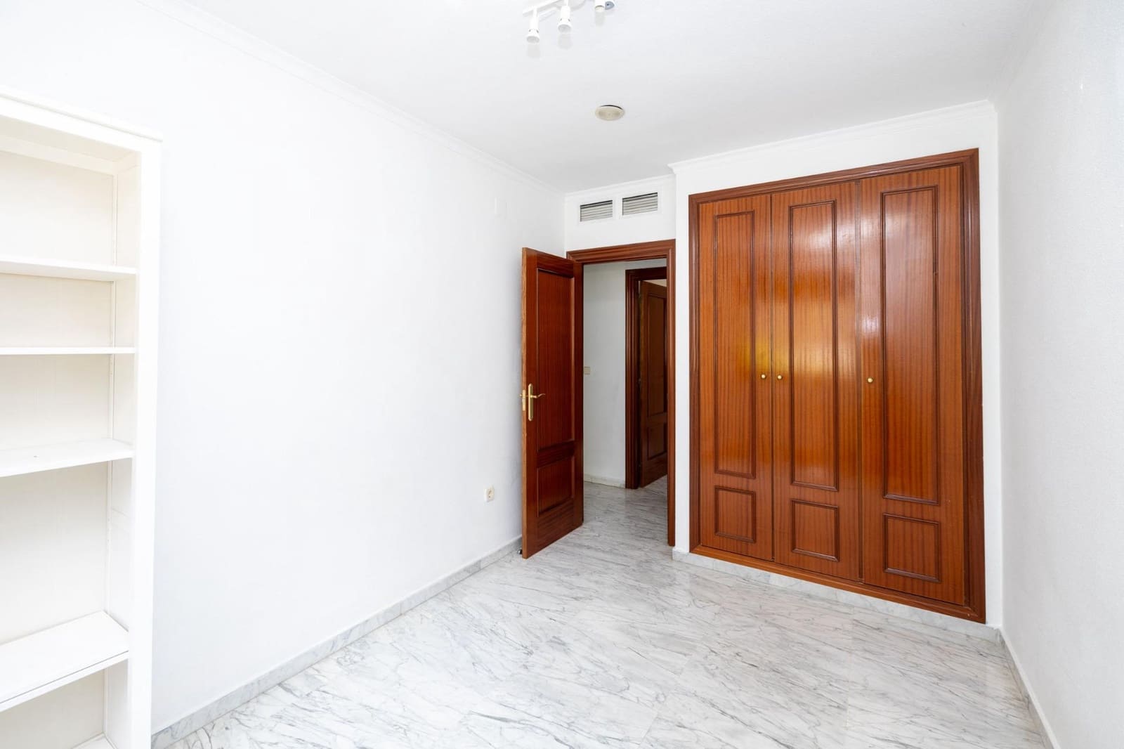 4 slaapkamer Flat te koop in Granada stad - € 369.000 (Ref: 9998942)