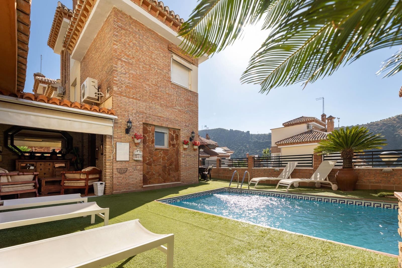 6 Zimmer Villa zu verkaufen in Granada Stadt mit Pool - 640.000 € (Ref: 9998944)