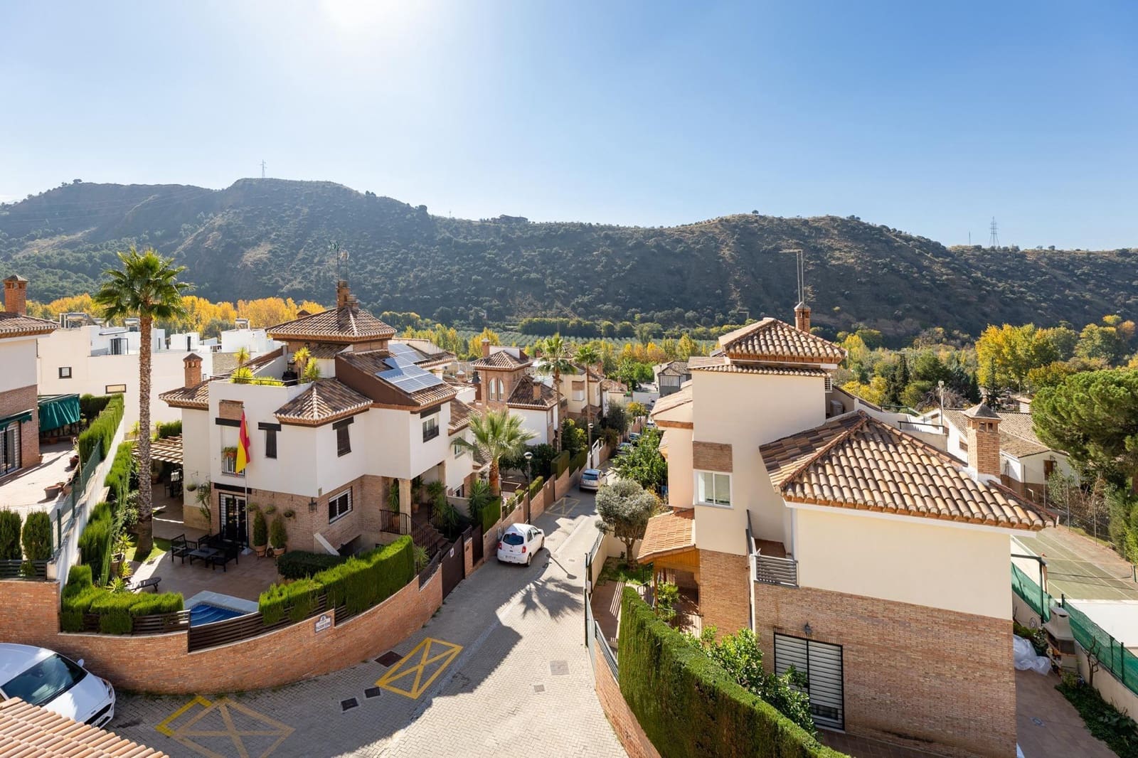 6 Zimmer Villa zu verkaufen in Granada Stadt mit Pool - 640.000 € (Ref: 9998944)
