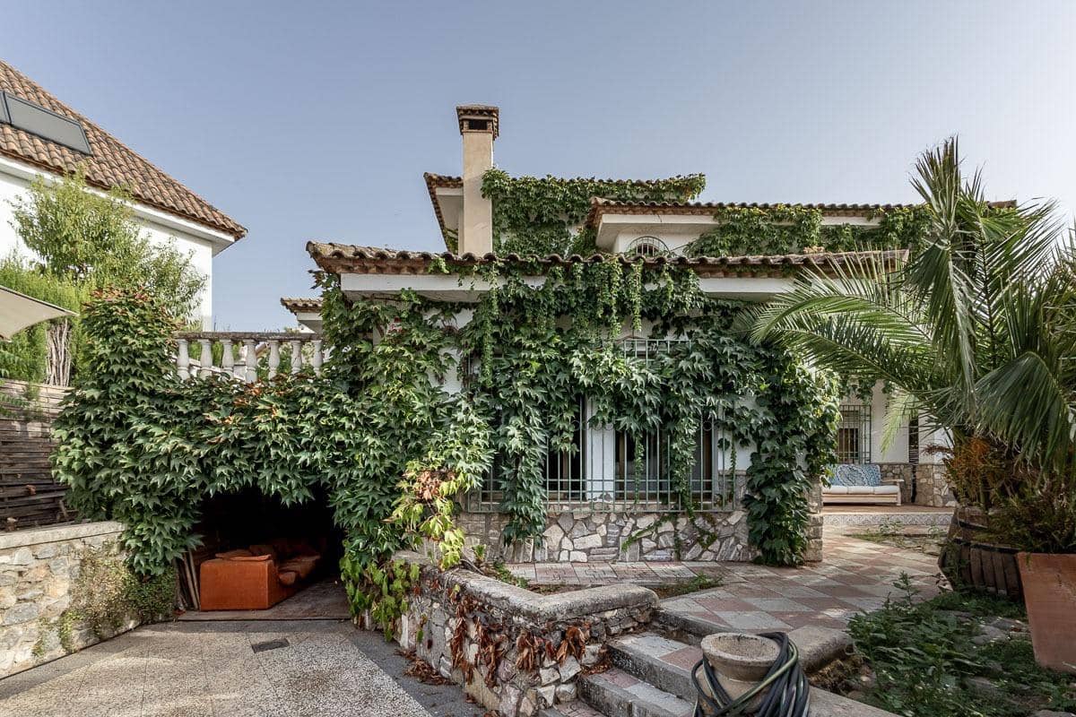 Chalet de 5 habitaciones en Cájar en venta con piscina garaje - 375.000 € (Ref: 9998946)
