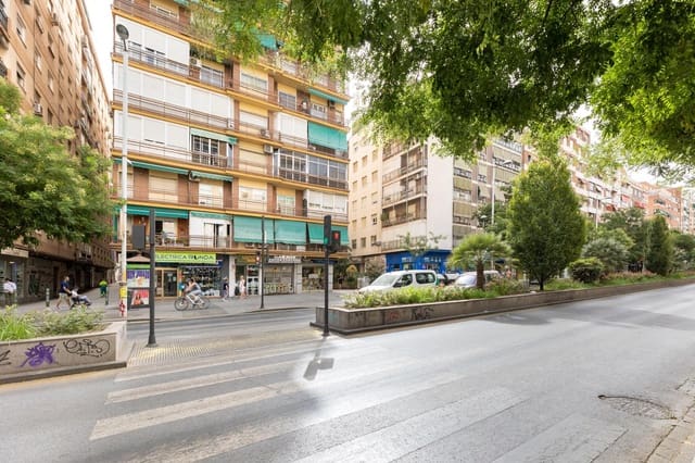 Piso de 4 habitaciones en Granada ciudad en venta - 325.000 € (Ref: 9999701)