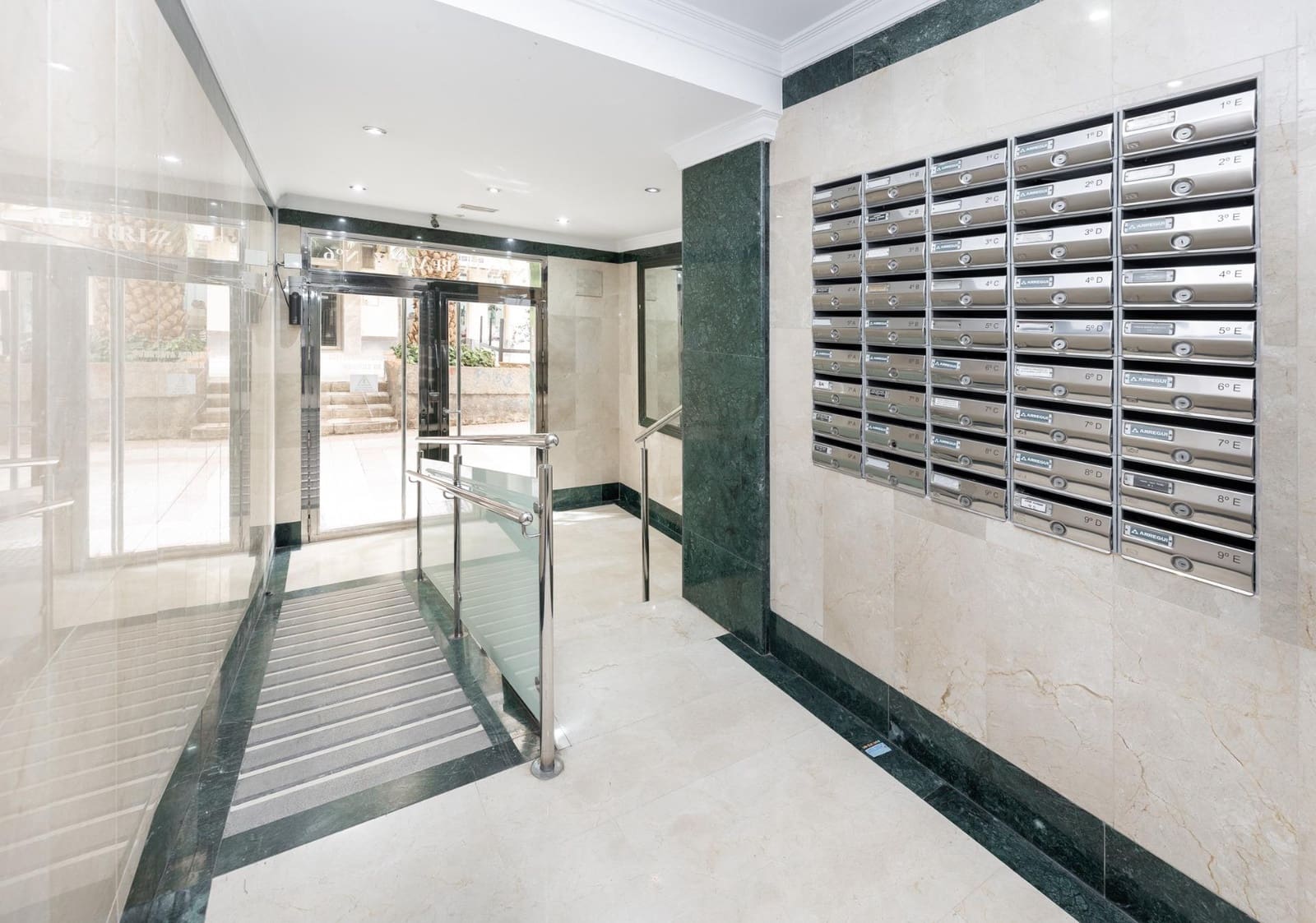 4 sovrum Lägenhet till salu i Granada stad - 325 000 € (Ref: 9999701)
