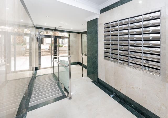Piso de 4 habitaciones en Granada ciudad en venta - 325.000 € (Ref: 9999701)