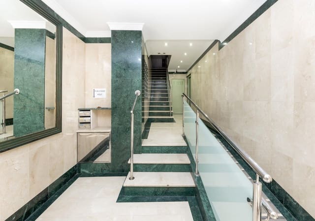 Piso de 4 habitaciones en Granada ciudad en venta - 325.000 € (Ref: 9999701)