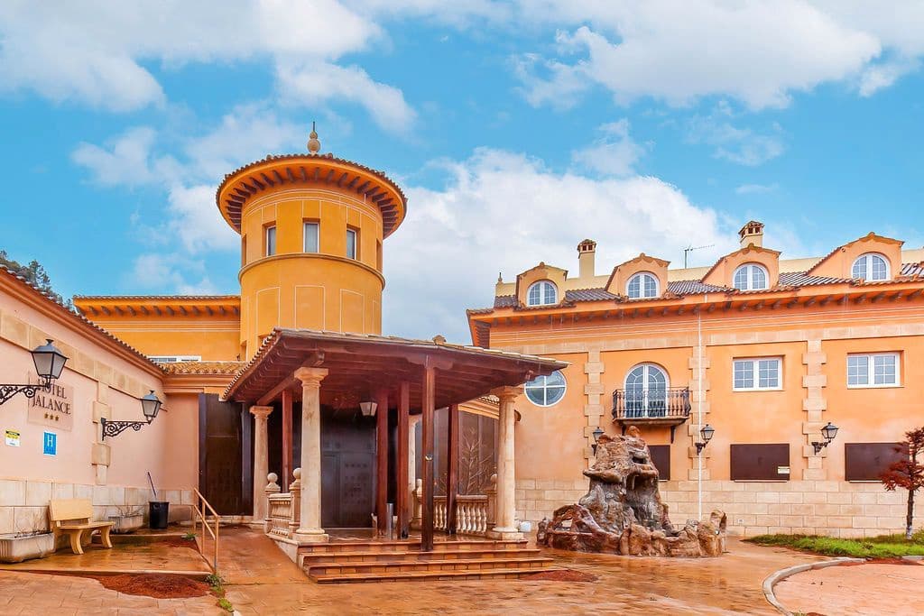 44 Zimmer Hotel zu verkaufen in Jalance mit Pool - 1.305.000 € (Ref: 9467644)