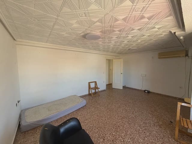4 slaapkamer Flat te koop in Benicalap, Valencia stad - € 198.500 (Ref: 9866104)