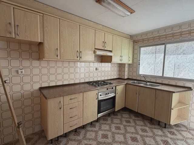 4 slaapkamer Flat te koop in Benicalap, Valencia stad - € 198.500 (Ref: 9866104)