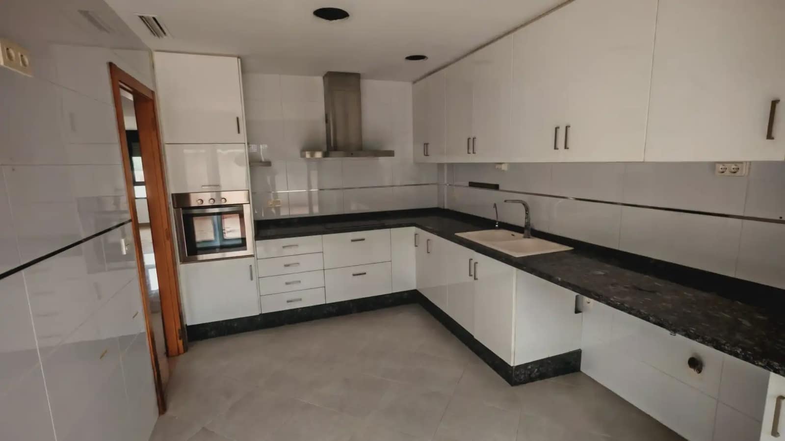 4 slaapkamer Huis te koop in Valencia stad met garage - € 243.000 (Ref: 9866160)