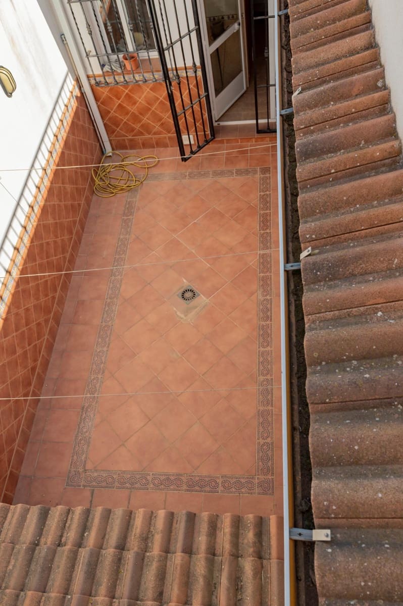 4 bedroom Townhouse for sale in Cuevas Bajas with garage - € 209,999 (Ref: 10009639)