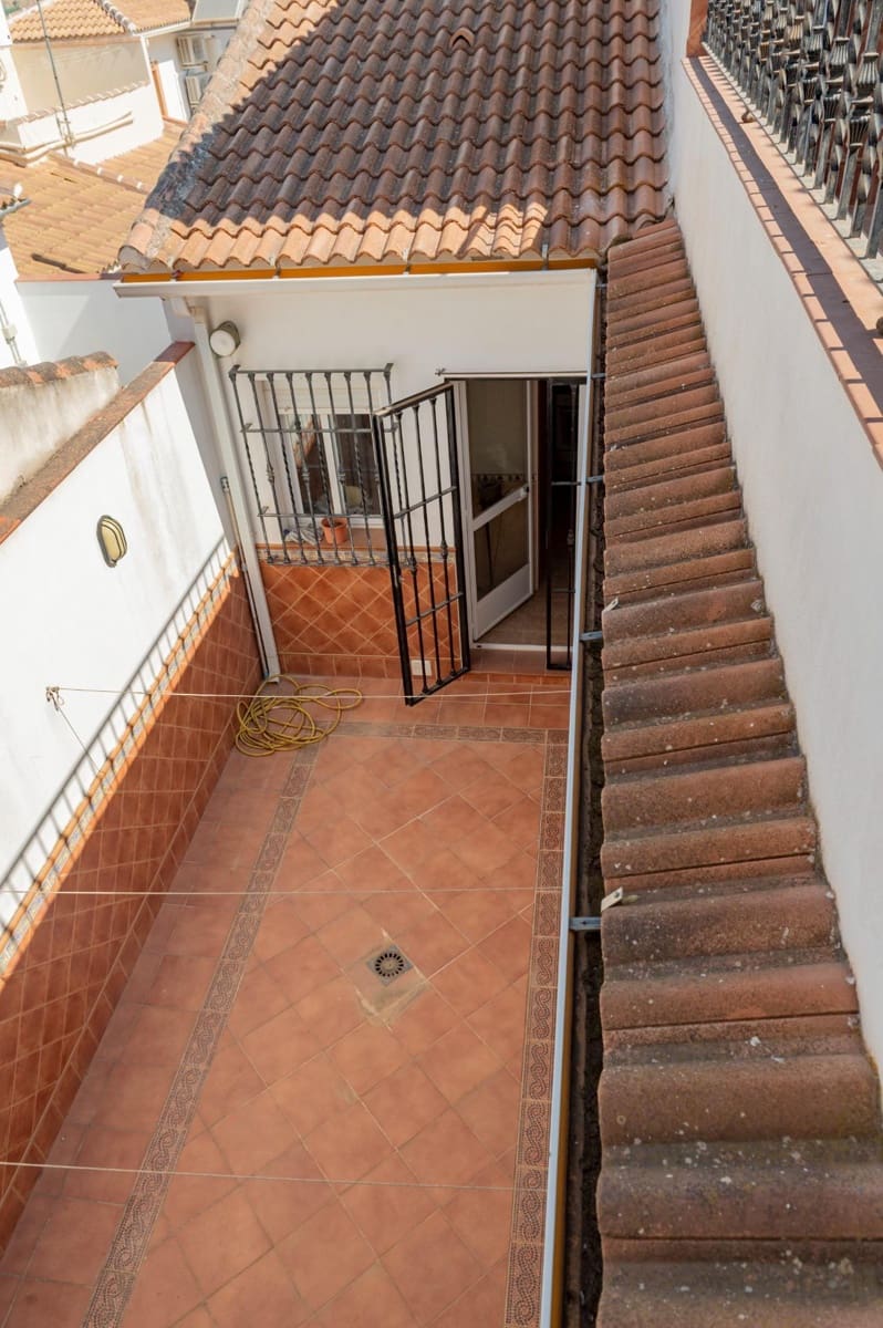 4 bedroom Townhouse for sale in Cuevas Bajas with garage - € 209,999 (Ref: 10009639)
