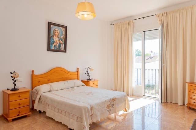 4 bedroom Townhouse for sale in Cuevas Bajas with garage - € 209,999 (Ref: 10009639)