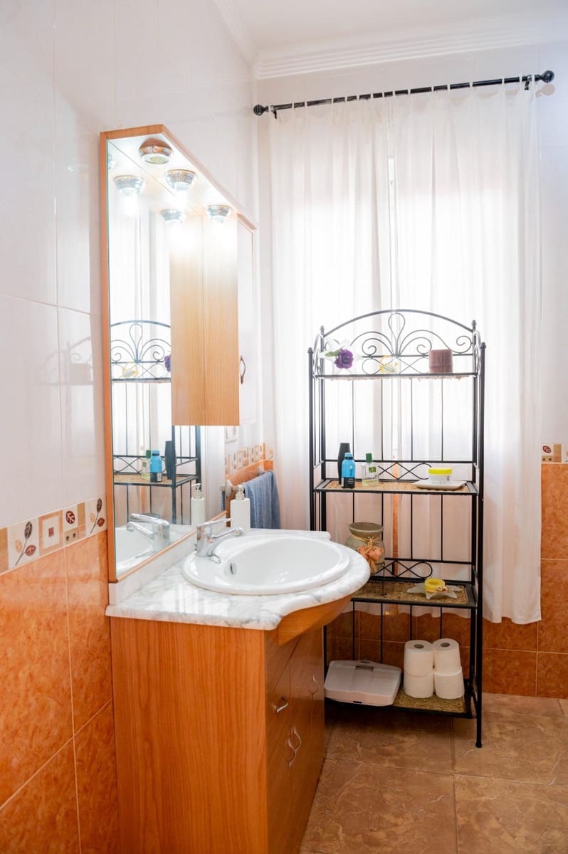 4 bedroom Townhouse for sale in Cuevas Bajas with garage - € 209,999 (Ref: 10009639)
