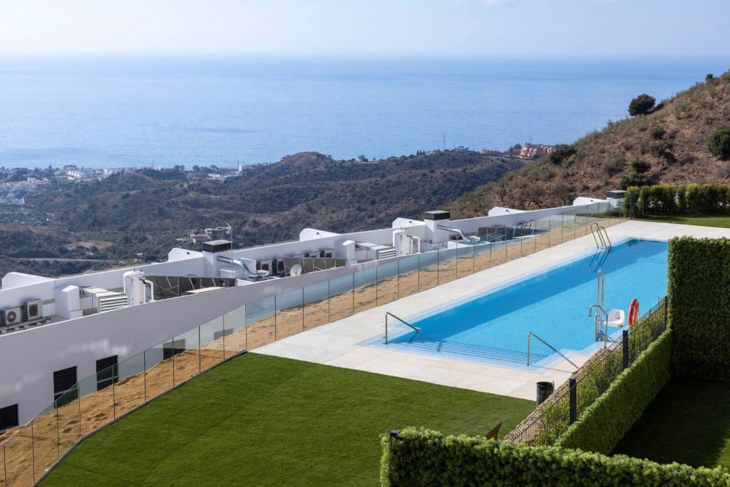 2 bedroom Penthouse for sale in Rincon de la Victoria with pool - € 630,000 (Ref: 6346711)