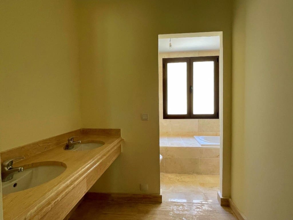 3 sypialnia Penthouse na sprzedaż w Estepona z basenem - 310 000 € (Ref: 6828553)